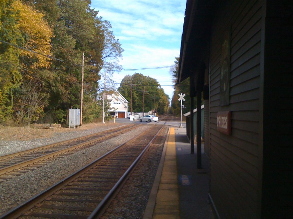 Prides Crossing MBTA looking north by thebigphil2