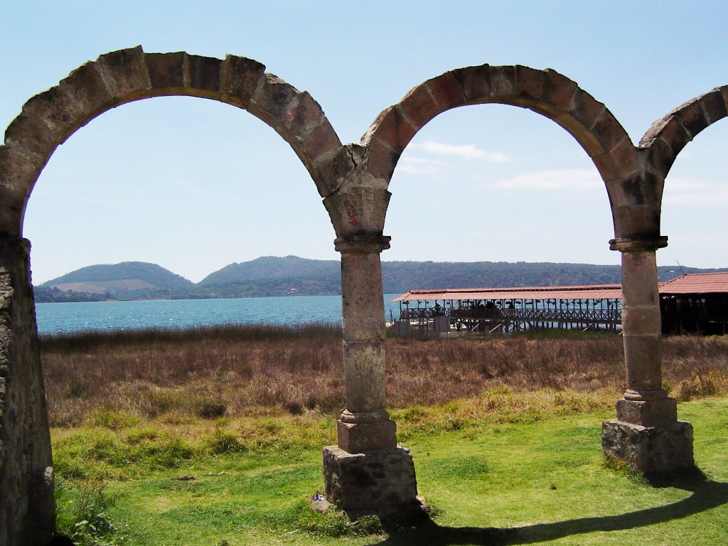 Arcos. Lago Zirahuén by Miguel Perez-Milicua