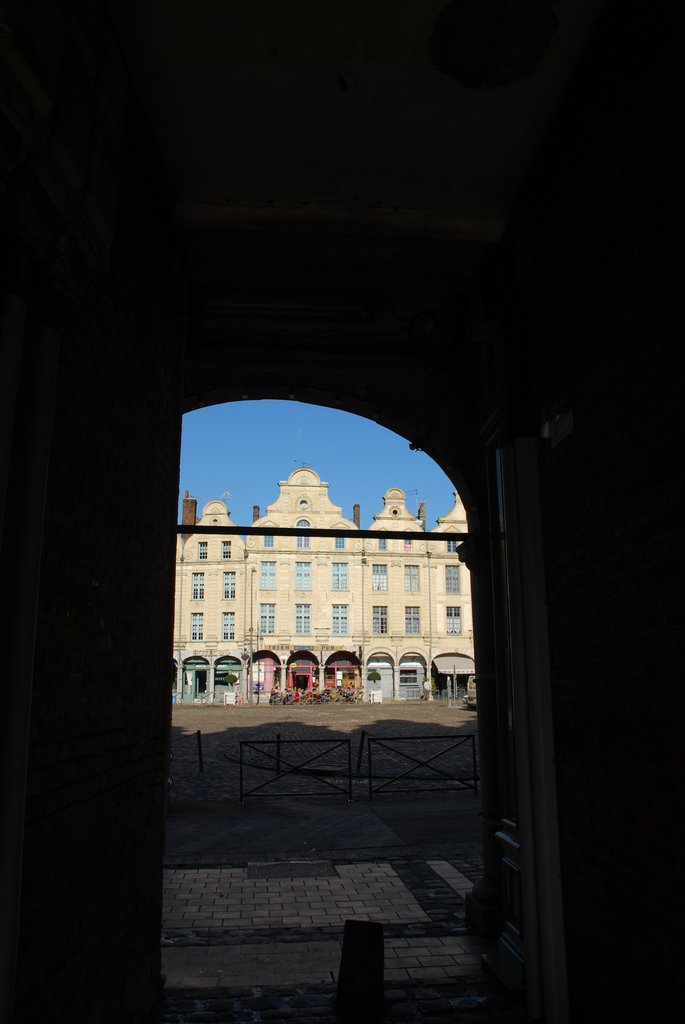 Arras: place des héros, vue de la ruelle St Géry by francoisdouchain