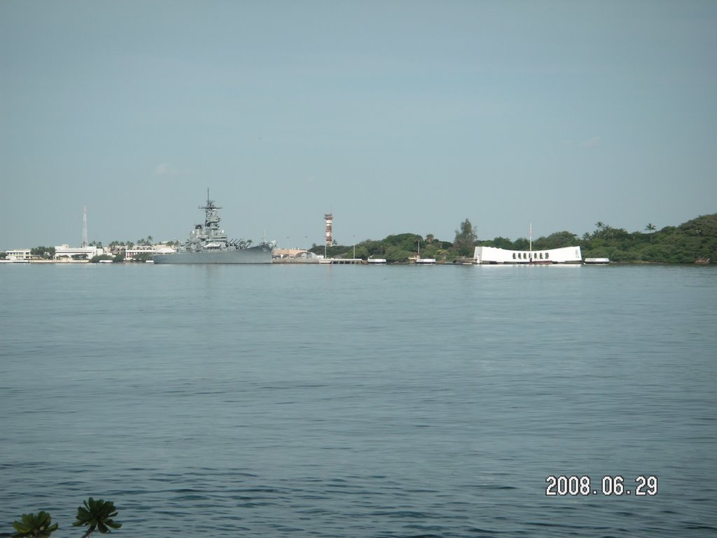 USS Missouri and USS Arizona Memorial by INgema