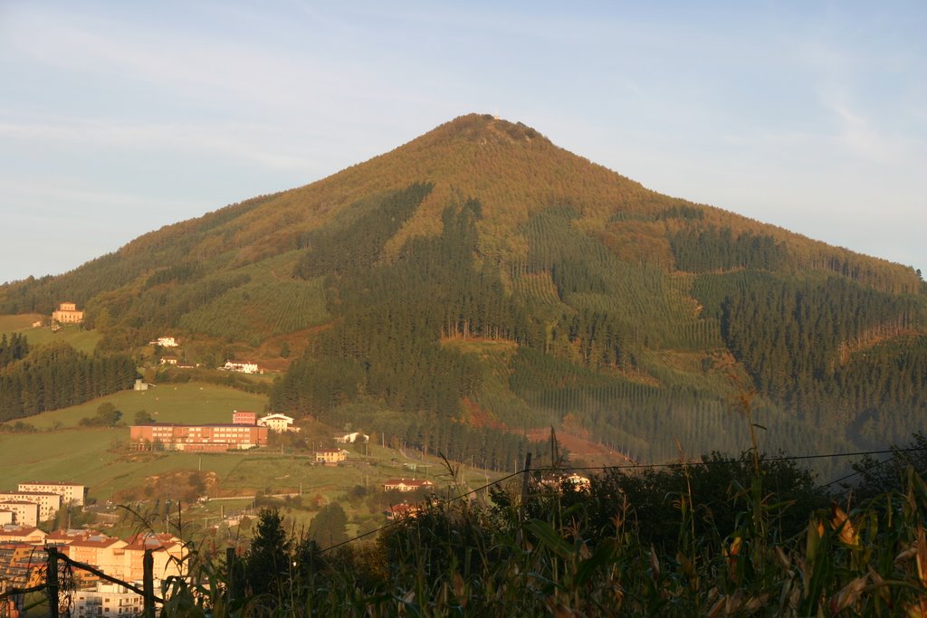 Irimo (901 m) desde el camino a la Ermita de La Antigua by SantiUsabiaga