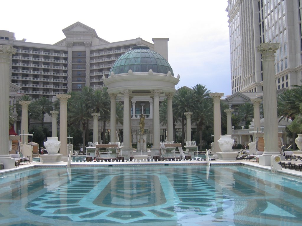 Pool at Caesars Palace, Las Vegas by gerritpaul