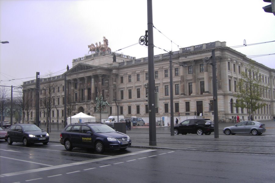 Braunschweiger Schloss(fassade) mit neuer Quadriga by Christian Drescher