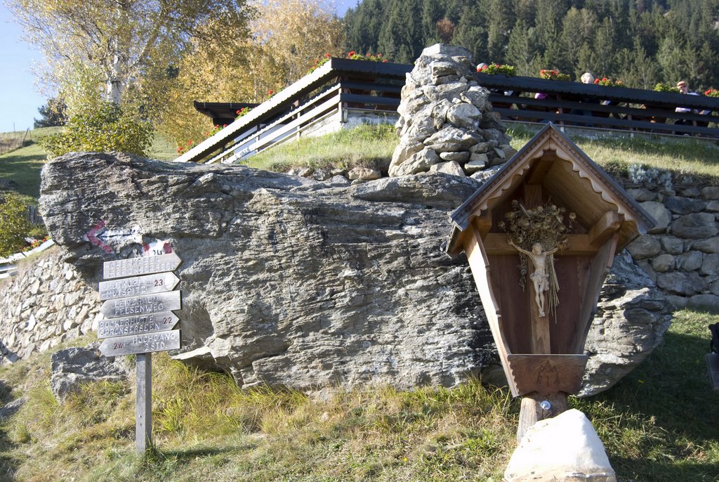 Wegweiser vor Jausenstation Steinegg nach rechts Weg Nr.22/23 by Frank H. aus B.