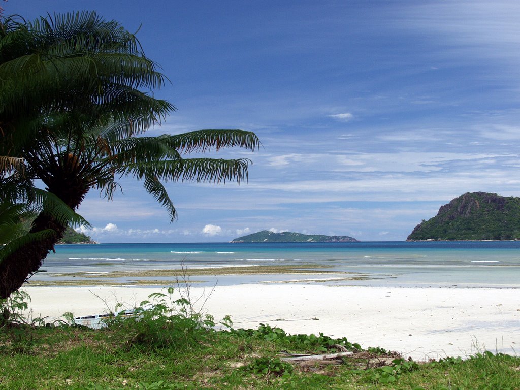 A popular beach... by zündfolge