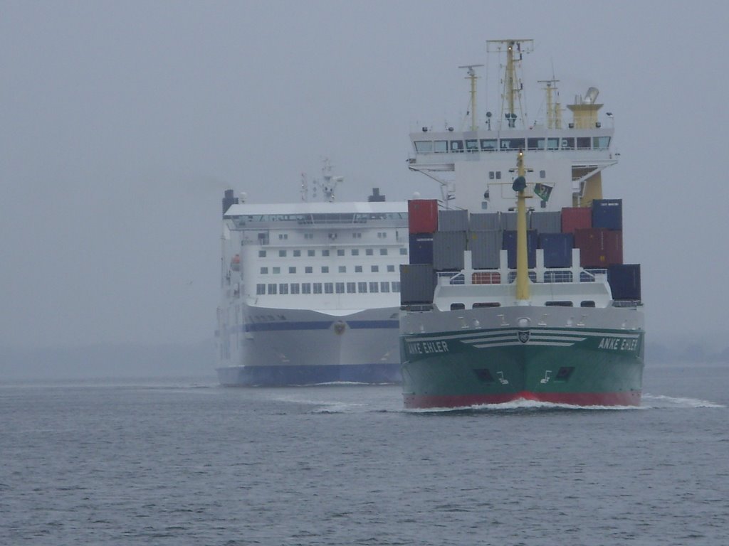 Containerschiff und die NilsHolgerson by Jedamski