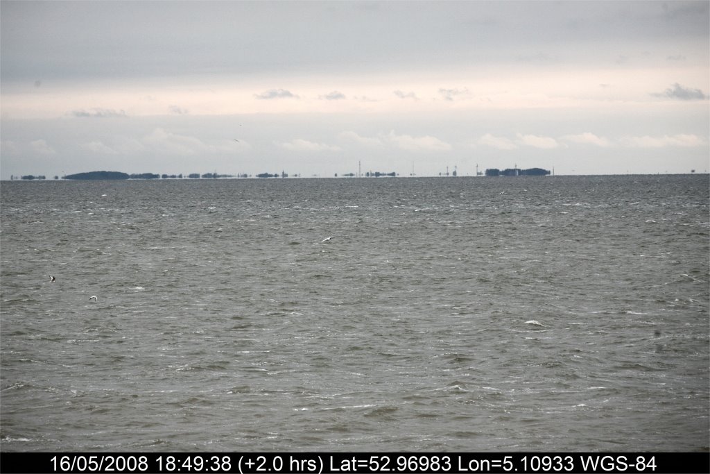 Waddenzee et Ile de Texel depuis digue "Afsluitdijk" by Pierre Marc