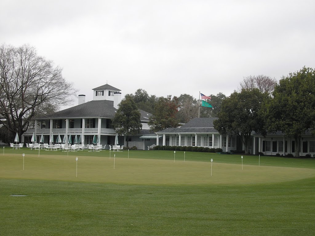 Looking over putting green to back of clubhouse by SteveTysinger