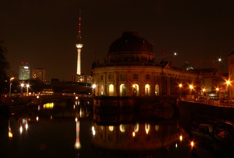 Bodemuseum mit Fersehturm bei Nacht by Stadtmusikant