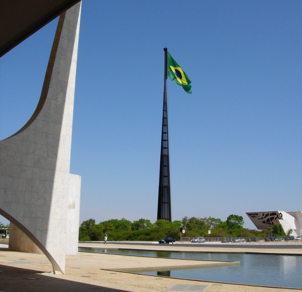 Bandeira Brasileira na Praça dos Três Poderes, vista do Palácio do Planalto, Brasília, Brasil by Ivano Gutz