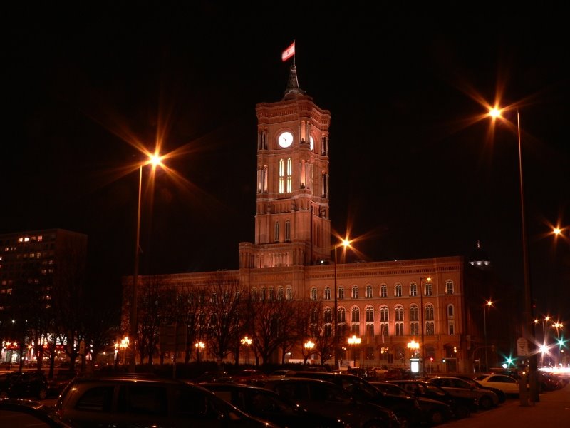 Rotes Rathaus bei Nacht by Stadtmusikant