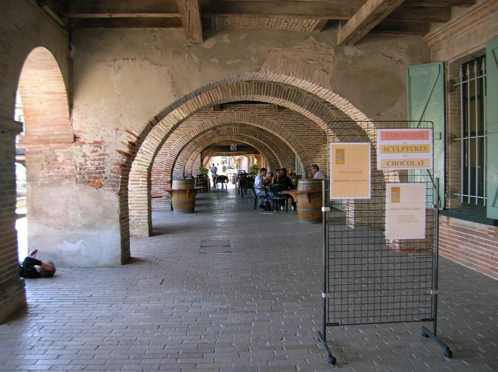 Place Paul Saissac, les arcades by M. de la Mondeille