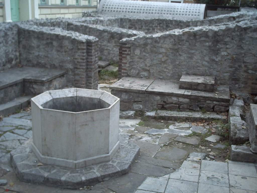 Pécs downtown, Turkish publich baths by Zsenyus