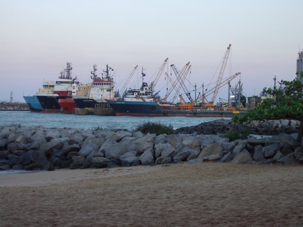 Porto do Macae by Sergio Kuzel