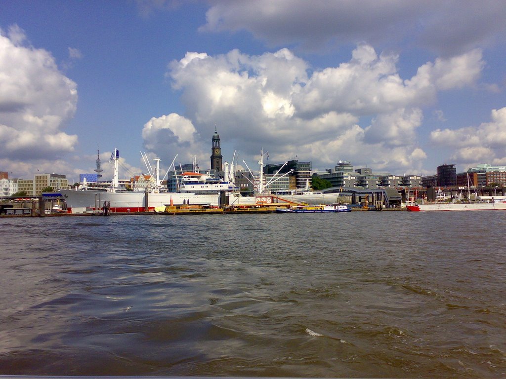 Blick auf den Hafen in Hamburg by ado089