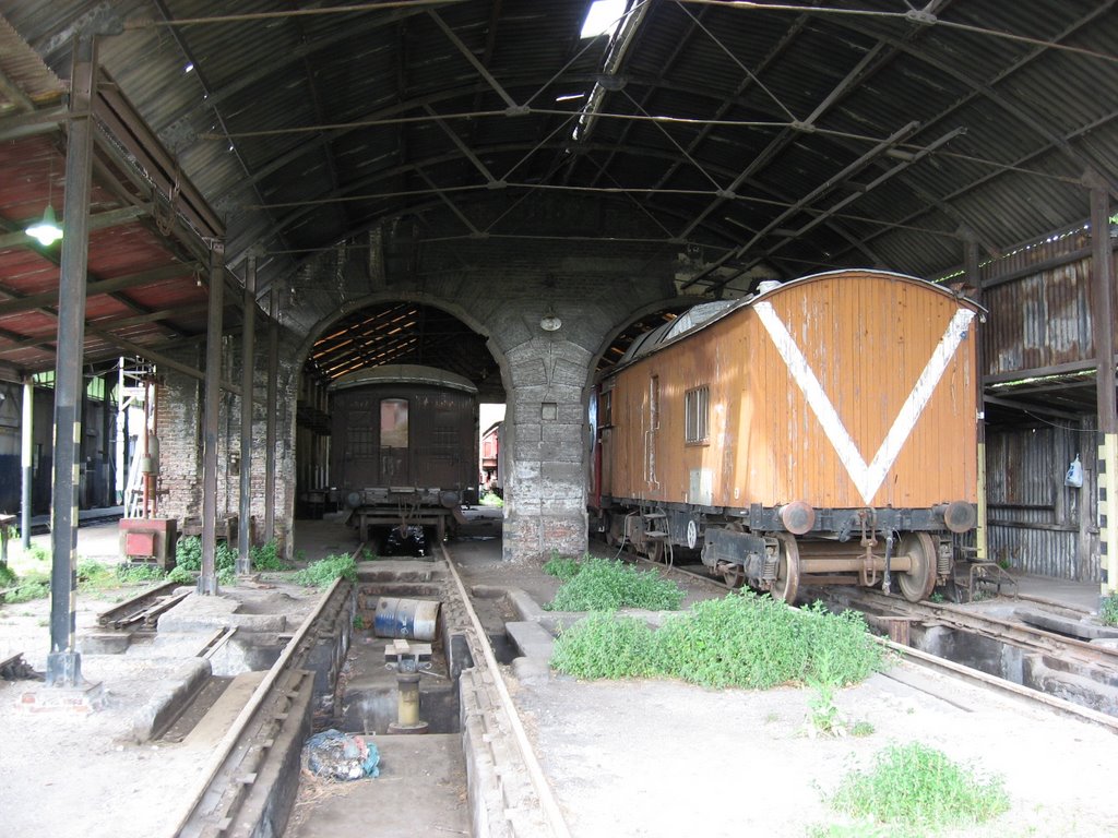 Antiguo galpon de Ferrocarriles Argentinos by Gustavo Priede