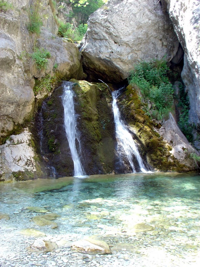 Σμαραγδένια νερά στα Πριόνια, μικροί καταρράκτες by kostvil