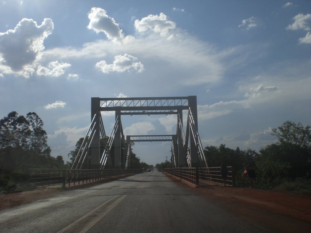 Ponte sobre o Rio Dourados - Fátima do Sul - MS - Brazil by Paulo Yuji Takarada