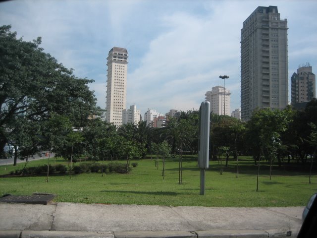 Vista da alça de acesso da Ponte Eng Roberto R Zuccolo (antiga ponte Cidade Jardim) - Sentido Lapa) by Paulo Patullo Neto