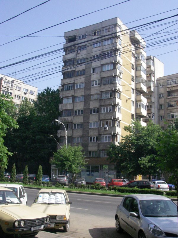 Bloc in Bucuresti, cartierul Militari, pe bvd. Iuliu Maniu by ingu