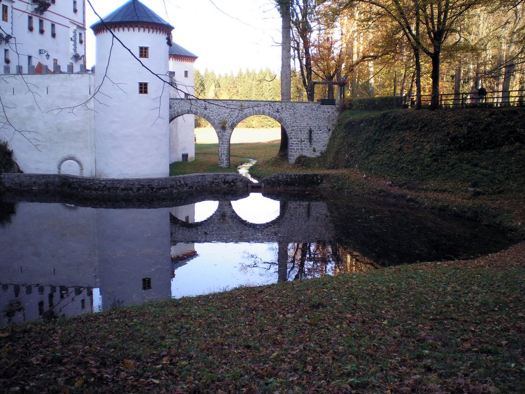 Kozarisce, Zneznik Castle - October 2008 by Roberto Bubnich