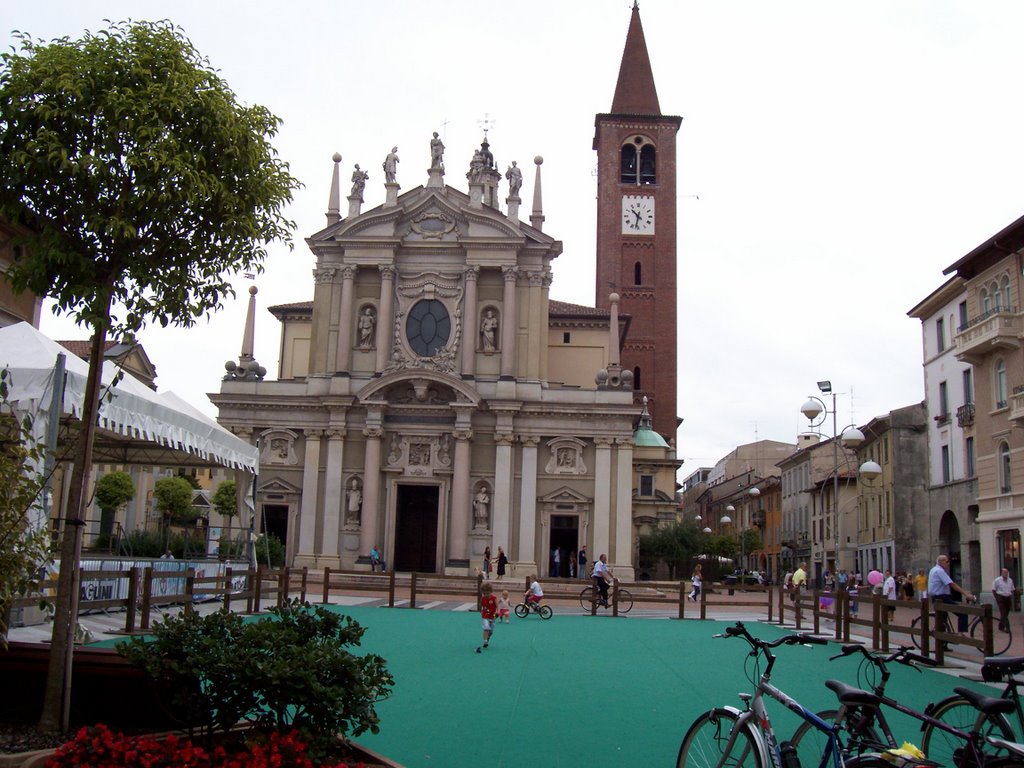 Domenica in piazza San Giovanni by Hector Tavella