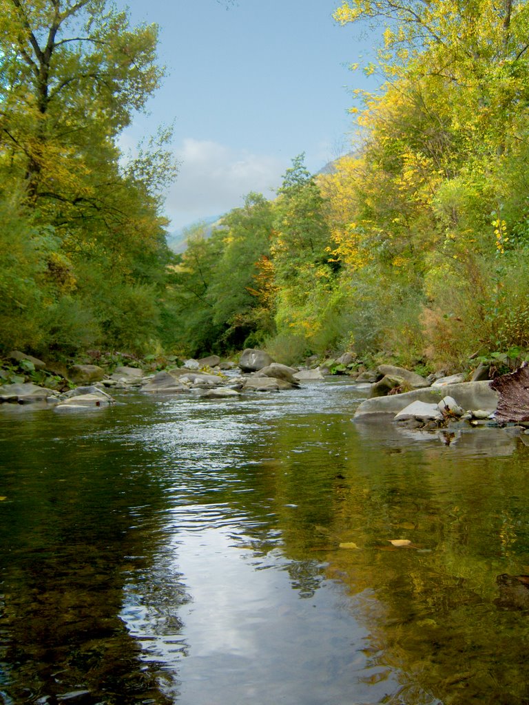 Il fiume Reno che divide l'Emilia Romagna (a destra) dalla Toscana (a sinistra) by DarioGemello