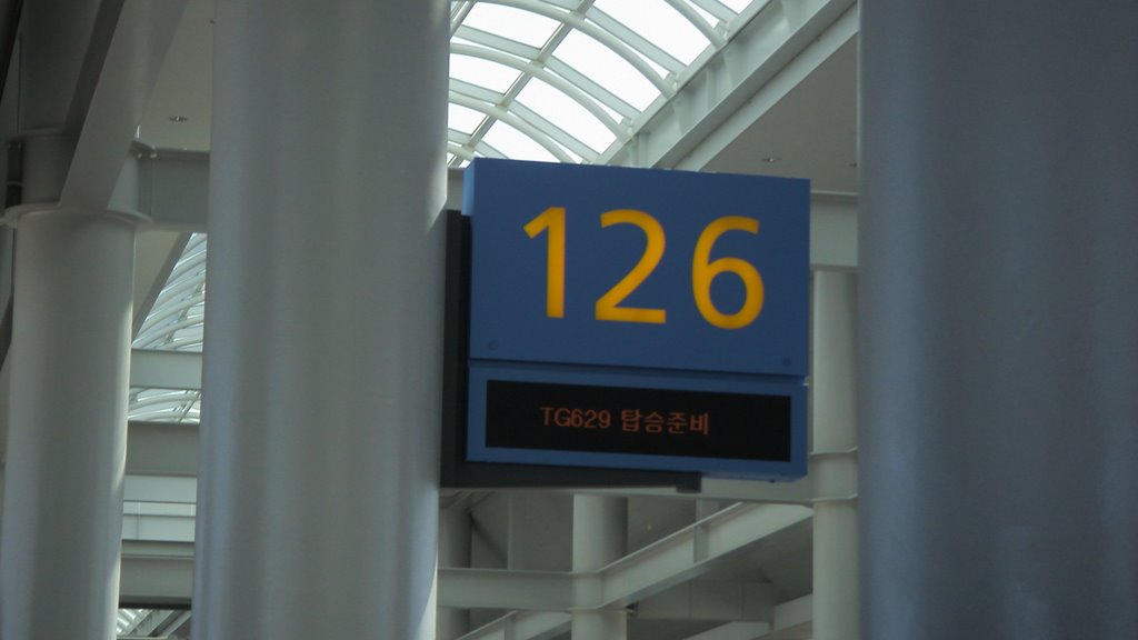 Incheon Airport Concourse A, Gate 126 by bluejayon