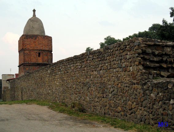 Mur obronny koło poczty 2007 by Matifli