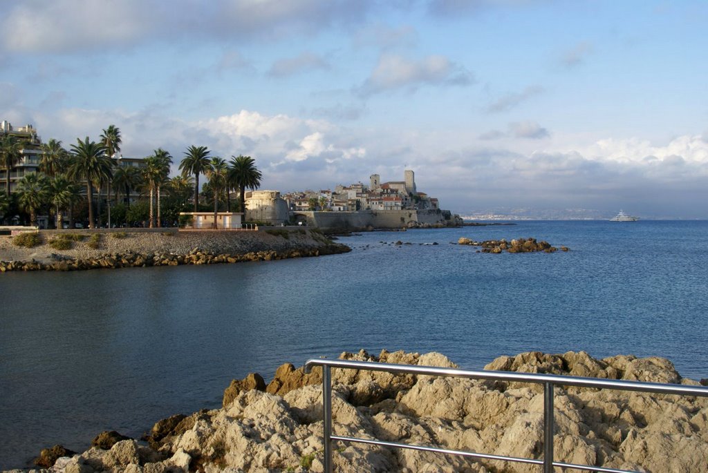 Antibes - Pointe de l'Ilette - View NNE on Old Town by txllxt