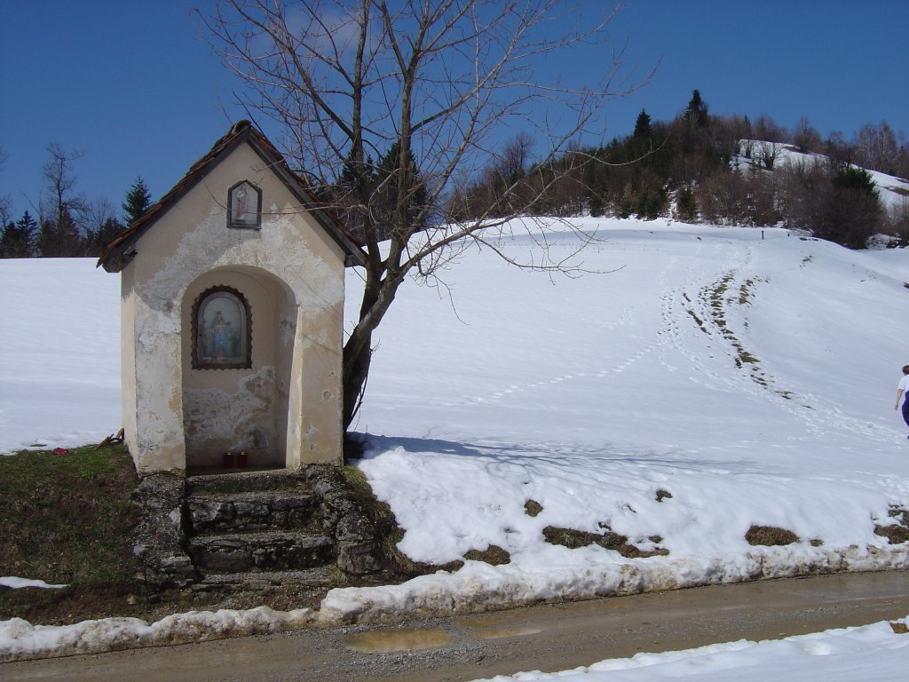 Kapelica nad Samotorico, zadaj Kožljek by Roman Čepon