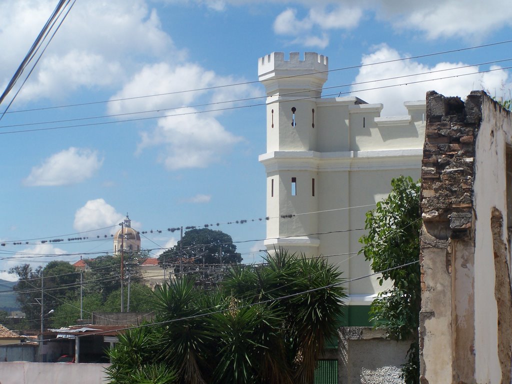 Garita de la esquina sureste del Cuartel Jacinto Lara, calle 26 entre carreras 13 y 14. Vista este-oeste desde los patios del Museo Barquisimeto, Barquisimeto by rubén díaz c.