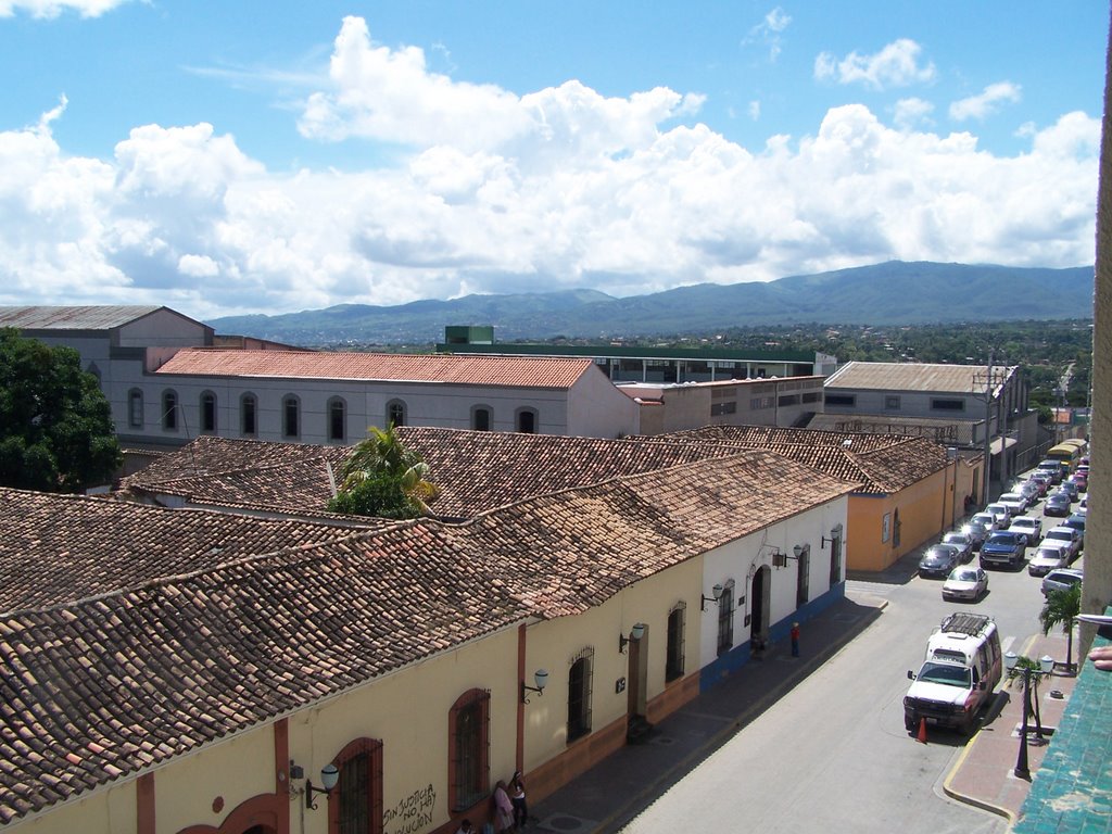 Calle 24 hacia el sur, vista norter-sur desde el lado este del tercer piso del Edificio Nacional. Barquisimeto, Venezuela by rubén díaz c.