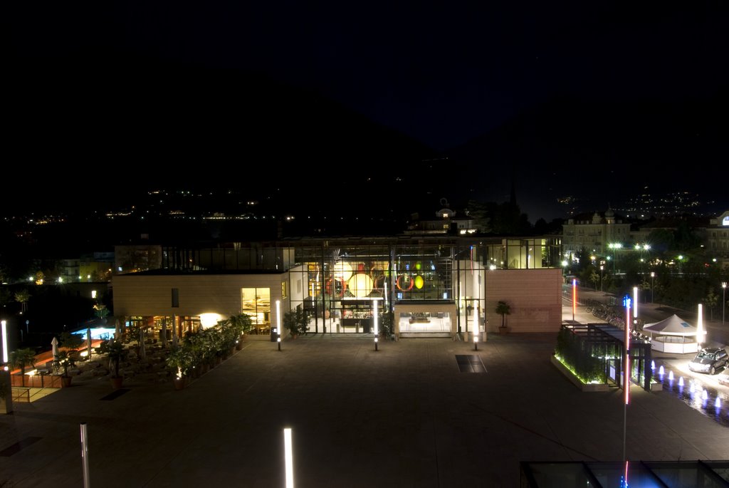 Therme Meran bei Nacht by Frank H. aus B.