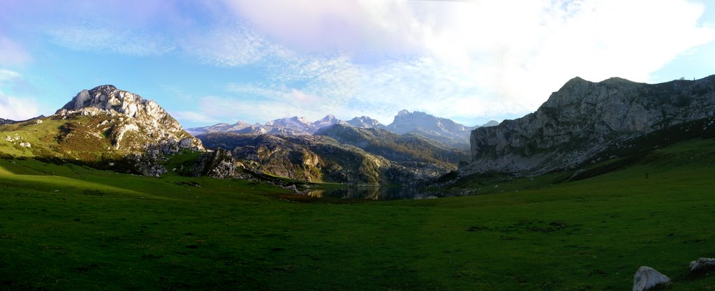 Lago de la Ercina y Torre de Santa María de Enol, Lagos de Covadonga by Juan Antonio Fernánd…