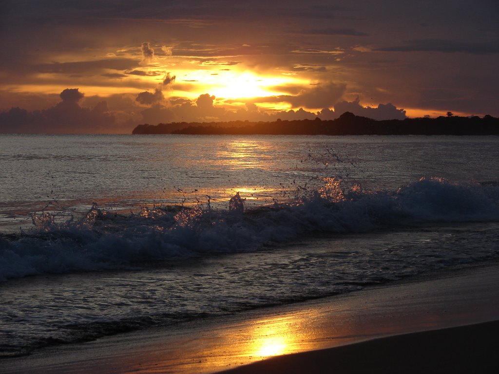 Playa Cocles, amanecer by Marvin Hidalgo M.