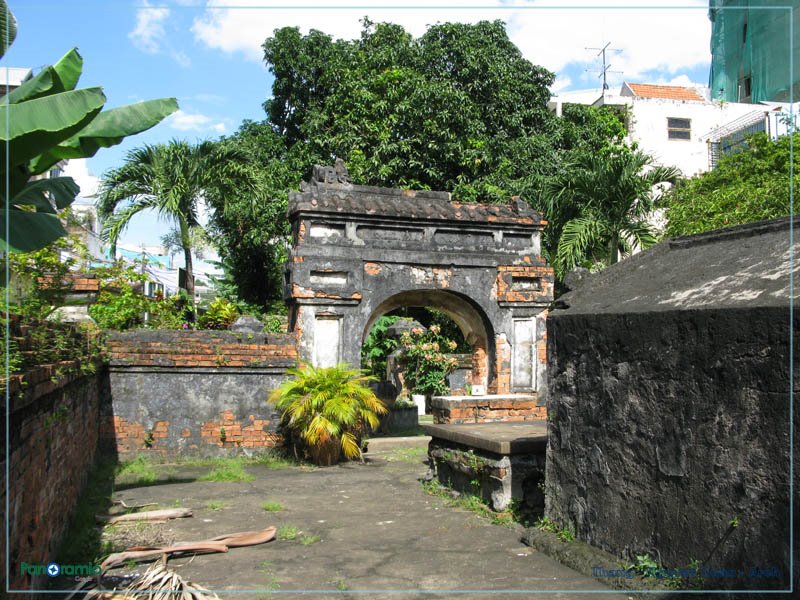 Lăng - Trương Tấn Bửu - Tomb by Vietnam - Paracels