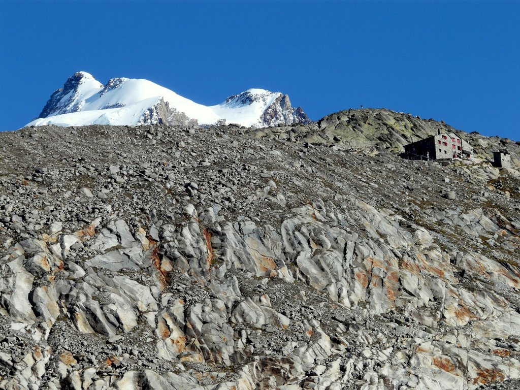 Monte Rosa Hütte mit Dufourspitze. by Norbert Burgener