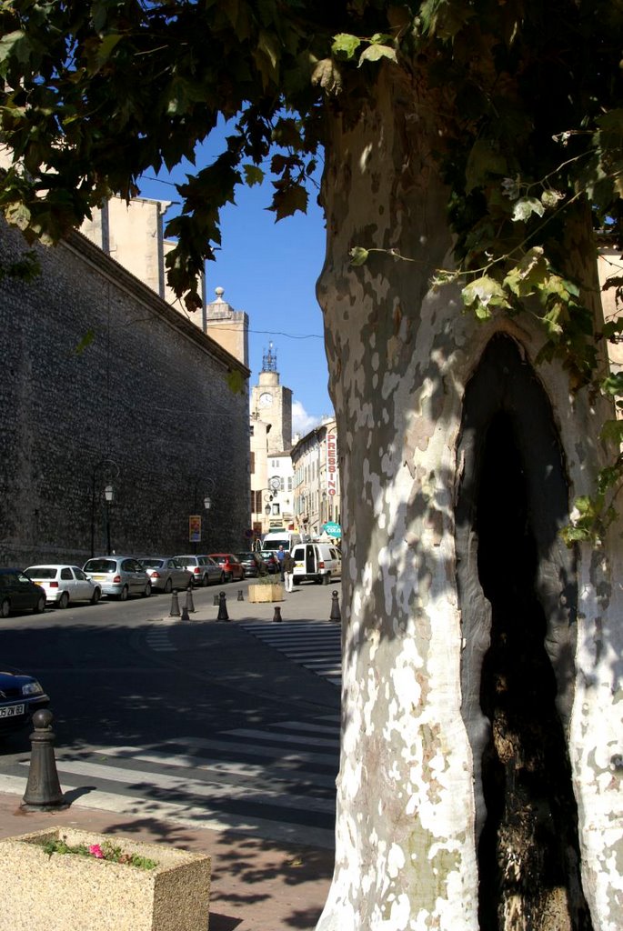 Lorgues - Avenue des Quatre Pierres - View NNW by txllxt