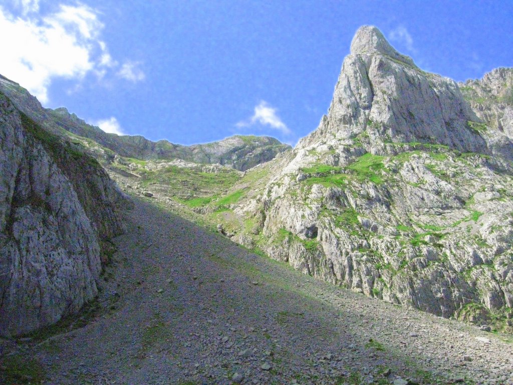 Vista del Montigüeiro y el Cheral con La Espadaña a la derecha. by tanante