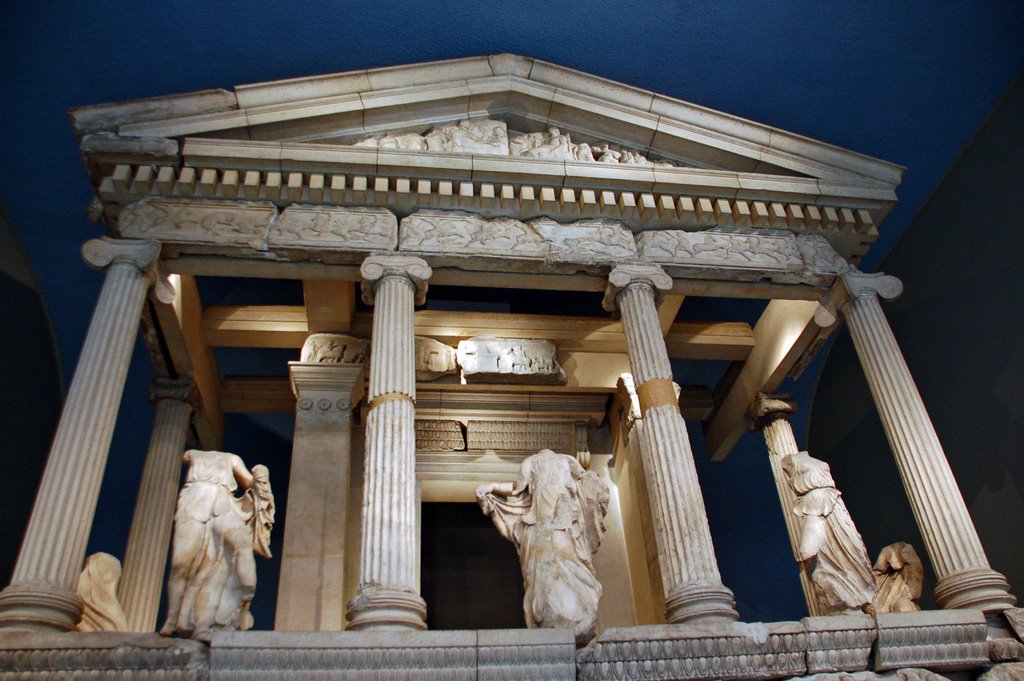 Inside British Museum by Paula Santos