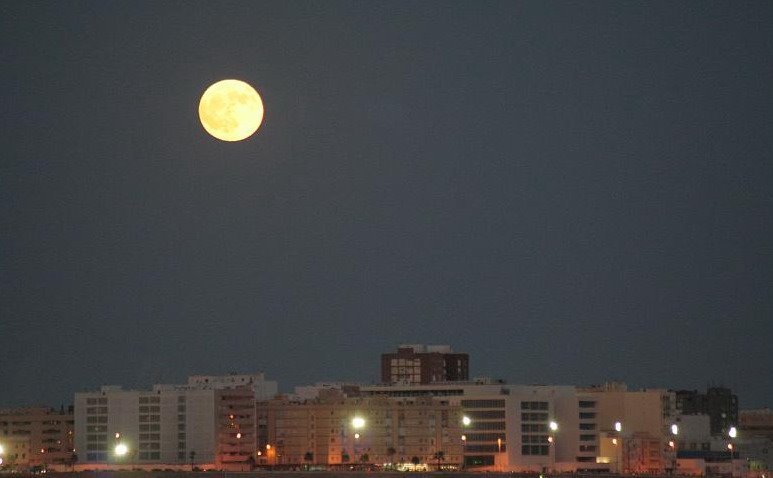 LUNA LLENA EN CÁDIZ by bengalo