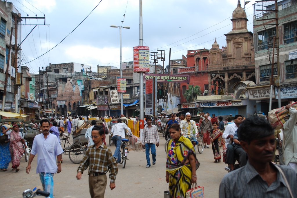 Varinasi, India. Morning rush hour by scottmx