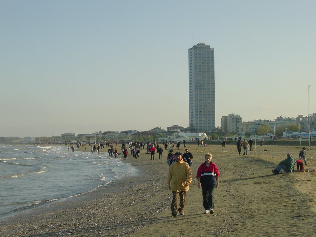 La spiaggia in un caldo 1 novembre by Massimo Bergami