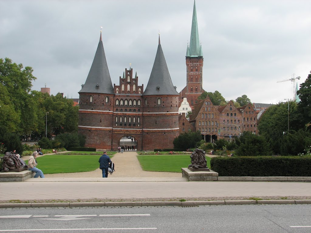 Holsten Gate-Hosten Tor Lubeck, Germany 09_2008 by ‫יוסף אבן כסף‬‎