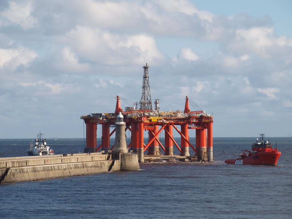 The Northern Producer floats out by the Tynemouth lighthouse. 1 Nov 2008 by fgillings