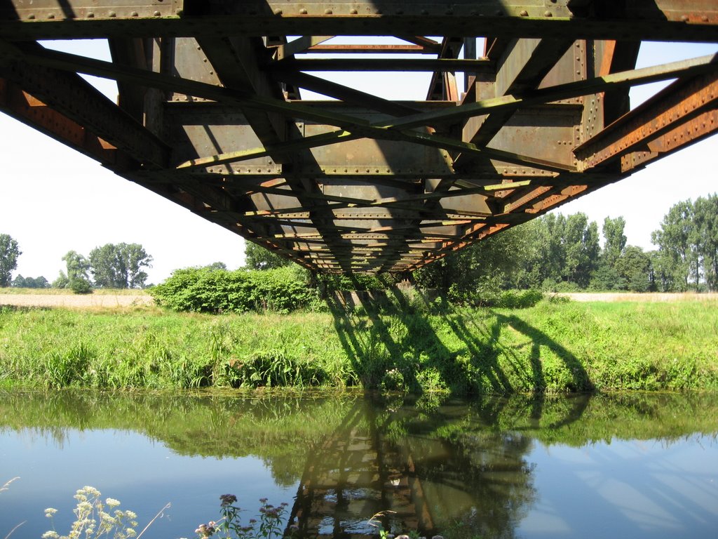 Ehemalige Eisenbahnbrücke by 64kap