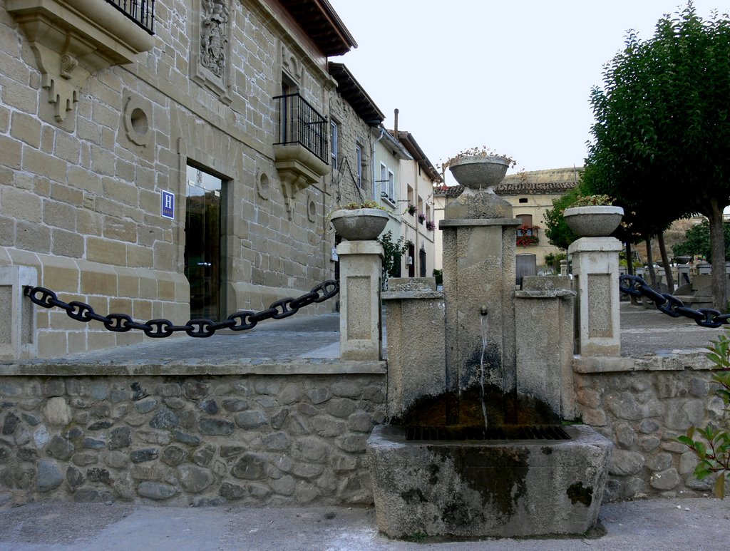 VILLALOBAR DE RIOJA (La Rioja). 2008. 06. Plaza de España. Fuente y Hotel El Palacete (5*). by Carlos Sieiro del Nido