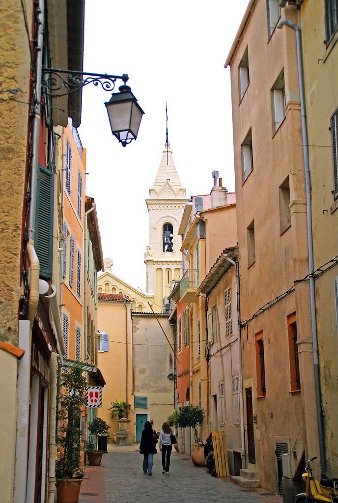 Back streets of Sanary by astronautilus