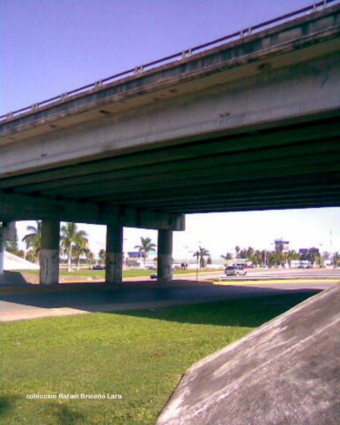 Abajo del Puente Ave. Hidalgo y Blvd. A.Lopez Mateos by Rafael Briceño Lara